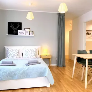 Moderne Mit Bodentiefer Dusche, Waschmaschine Und Kueche - 